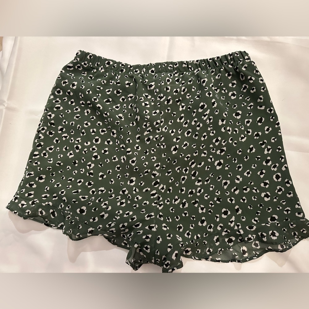 JACK by BB Dakota green leopard print shorts - Picture 2 of 3